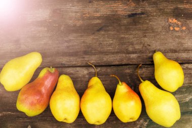 Çerçeve koyu ahşap zemin üzerine armut. Hasat kavramı. Üstten görünüm düz ek yükü yatıyordu. Alan arka plan, tonda kopyalama