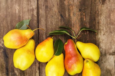 Çerçeve koyu ahşap zemin üzerine armut. Hasat kavramı. Üstten görünüm düz ek yükü yatıyordu. Alan arka plan, tonda kopyalama