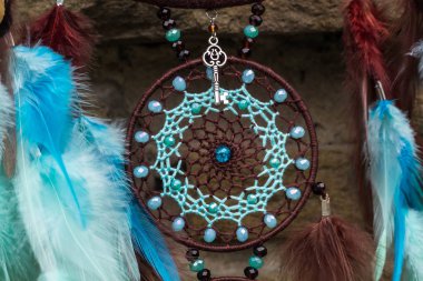 Tüylü, boncuklu ipleri sallanan bir düş kapanı. El yapımı düş kapanı.