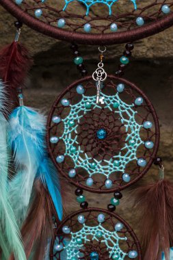 Tüylü, boncuklu ipleri sallanan bir düş kapanı. El yapımı düş kapanı.