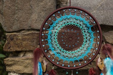 Tüylü, boncuklu ipleri sallanan bir düş kapanı. El yapımı düş kapanı.