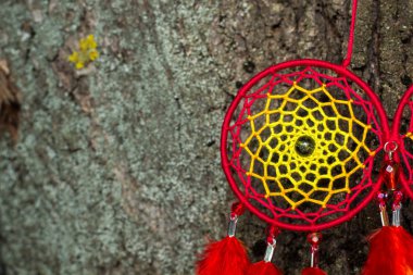 Tüylü, boncuklu ipleri sallanan bir düş kapanı. El yapımı düş kapanı.