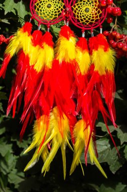 Tüylü, boncuklu ipleri sallanan bir düş kapanı. El yapımı düş kapanı.