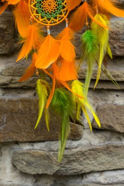 Tüylü, boncuklu ipleri sallanan bir düş kapanı. El yapımı düş kapanı.