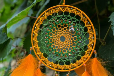 Tüylü, boncuklu ipleri sallanan bir düş kapanı. El yapımı düş kapanı.