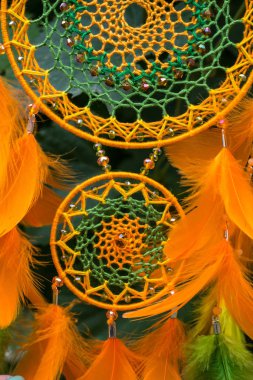 Tüylü, boncuklu ipleri sallanan bir düş kapanı. El yapımı düş kapanı.