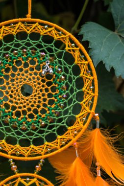 Tüylü, boncuklu ipleri sallanan bir düş kapanı. El yapımı düş kapanı.