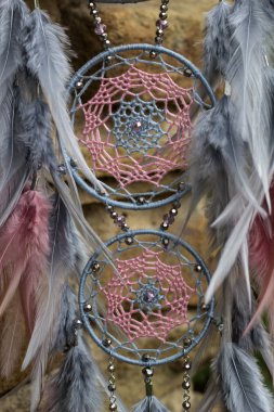 Tüylü, boncuklu ipleri sallanan bir düş kapanı. El yapımı düş kapanı.