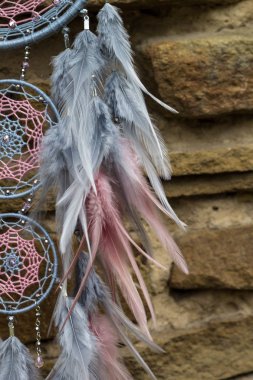 Tüylü, boncuklu ipleri sallanan bir düş kapanı. El yapımı düş kapanı.