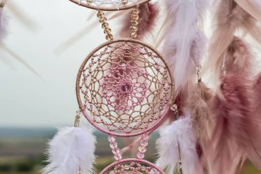 Tüylü, boncuklu ipleri sallanan bir düş kapanı. El yapımı düş kapanı.