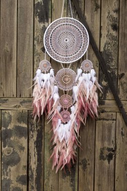 Tüylü, boncuklu ipleri sallanan bir düş kapanı. El yapımı düş kapanı.