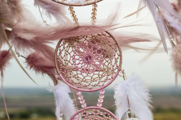 Tüylü, boncuklu ipleri sallanan bir düş kapanı. El yapımı düş kapanı.