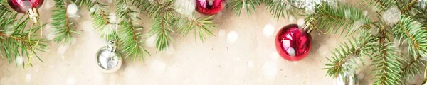 モミの枝の赤いボールとお祝いクリスマスの国境と素朴なベージュ色の背景上に雪に雪のバナー — ストック写真