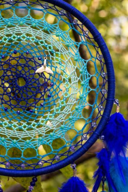 Tüylü, boncuklu ipleri sallanan bir düş kapanı. El yapımı düş kapanı.