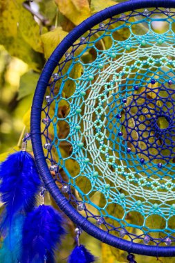 Tüylü, boncuklu ipleri sallanan bir düş kapanı. El yapımı düş kapanı.