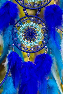 Tüylü, boncuklu ipleri sallanan bir düş kapanı. El yapımı düş kapanı.