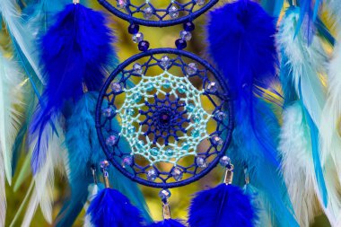 Tüylü, boncuklu ipleri sallanan bir düş kapanı. El yapımı düş kapanı.