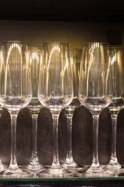 Satır üzerinde boş şarap gözlük bar counter.