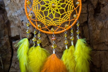 Tüylü, boncuklu ipleri sallanan bir düş kapanı. El yapımı düş kapanı.