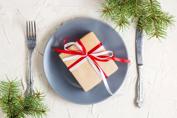 Weihnachtstisch Mit Grauem Teller Geschenkschachtel Und Besteck Auf Hellem Hintergrund — Stockfoto
