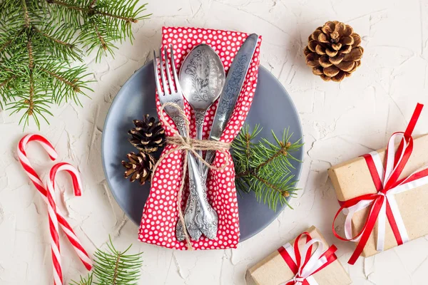 Weihnachtstisch Mit Zuckerrohr Weihnachtsbaum Tannenzapfen Und Geschenk Auf Weißem Tisch — Stockfoto