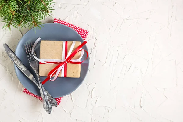 Weihnachtstisch Mit Geschenk Auf Teller Auf Weißem Tisch Xmas Concept — Stockfoto