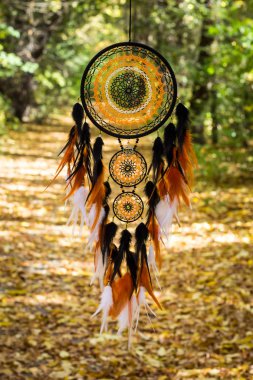 Tüylü, boncuklu ipleri sallanan bir düş kapanı. El yapımı düş kapanı.