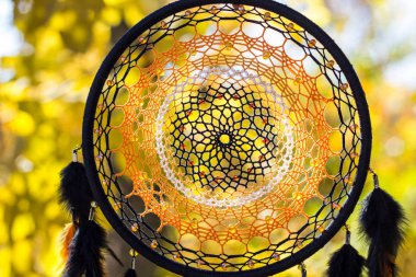 Tüylü, boncuklu ipleri sallanan bir düş kapanı. El yapımı düş kapanı.