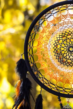 Tüylü, boncuklu ipleri sallanan bir düş kapanı. El yapımı düş kapanı.