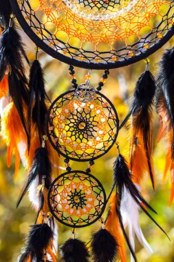 Tüylü, boncuklu ipleri sallanan bir düş kapanı. El yapımı düş kapanı.