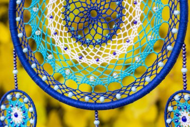 Tüylü, boncuklu ipleri sallanan bir düş kapanı. El yapımı düş kapanı.