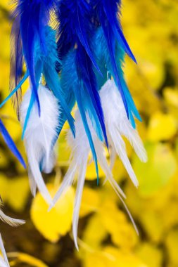 Tüylü, boncuklu ipleri sallanan bir düş kapanı. El yapımı düş kapanı.