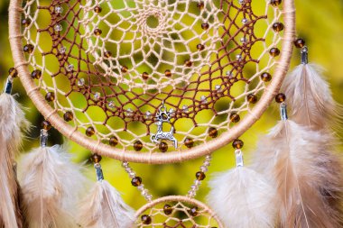 Tüylü, boncuklu ipleri sallanan bir düş kapanı. El yapımı düş kapanı.