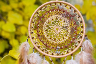 Tüylü, boncuklu ipleri sallanan bir düş kapanı. El yapımı düş kapanı.