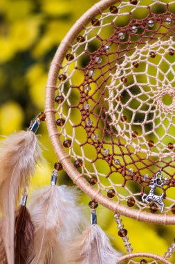 Tüylü, boncuklu ipleri sallanan bir düş kapanı. El yapımı düş kapanı.