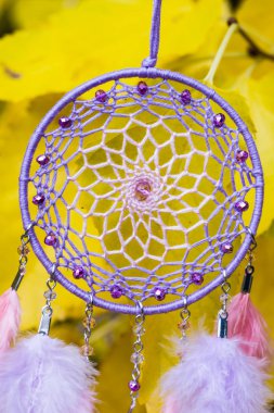 Tüylü, boncuklu ipleri sallanan bir düş kapanı. El yapımı düş kapanı.