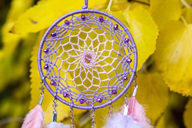 Tüylü, boncuklu ipleri sallanan bir düş kapanı. El yapımı düş kapanı.