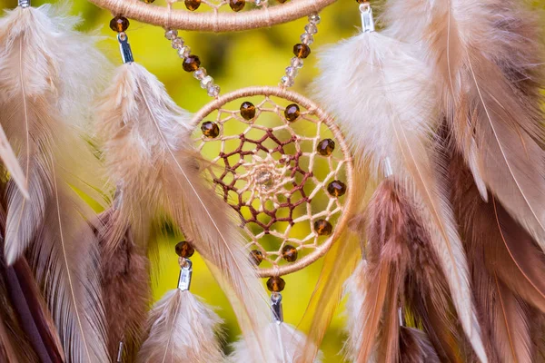 Atrapasueños Con Hilos Plumas Cuentas Cuerda Colgando Atrapasueños Hecho Mano — Foto de Stock