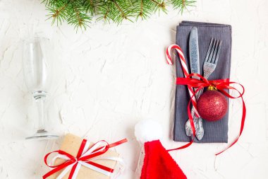 Noel Sofra ağaç çam dalları, peçete, çatal, bıçak, top, şekerler, hediye ve cam ile yer. Noel tatil arka plan. Yat, görünümü, kopya alanı Top