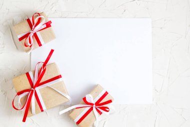 Noel hediyeleri ile boş tebrik kartı.