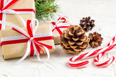 Çam kozalakları, çam dalları, hediye kutuları ve şekerler ile Noel ve yeni yıl süslemeleri arka plan.