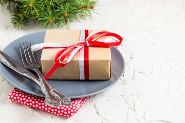 Beyaz masa üzerinde plaka üzerinde hediye ile Noel tablo ayarı. Xmas kavramı üstten görünüm.