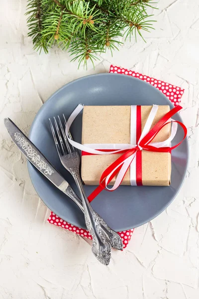 Weihnachtstisch Mit Geschenk Auf Teller Auf Weißem Tisch Weihnachtskonzept Von — Stockfoto
