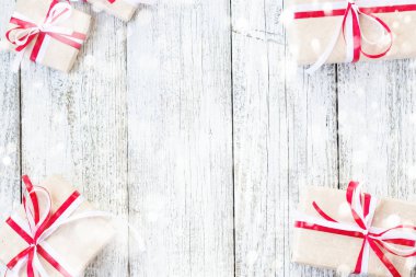 Herhangi bir tatil kavramı ile kar için sunar. Hediye kutuları çerçeve, ahşap masa arka plan üzerinde kopya alanı ile üstten görünüm.