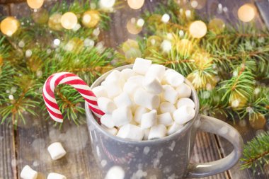 Sıcak kahve çikolata hatmi Noel ruh hali, rustik ahşap masa arka plan üzerinde şenlikli dekorasyon ile şeker hediye kutu kırmızı kurdele köknar ağacı kar ile dekore edilmiş köpekler.