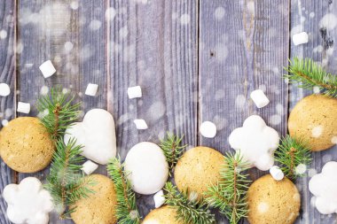 Gingerbread, hatmi ve köknar ağacının dalını Noel sınırına kar ile dekore edilmiştir..