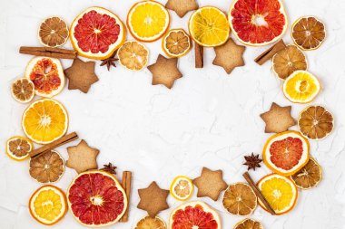 Çeşitli narenciye kurutulmuş dilimleri kenarlığını gingerbread meyve ve boşaltmak beyaz zemin üzerine baharat. Noel çerçeve
