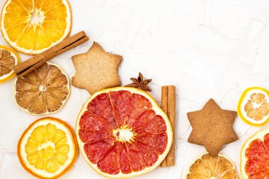 Çeşitli narenciye kurutulmuş dilimleri kenarlığını gingerbread meyve ve boşaltmak beyaz zemin üzerine baharat. Noel çerçeve