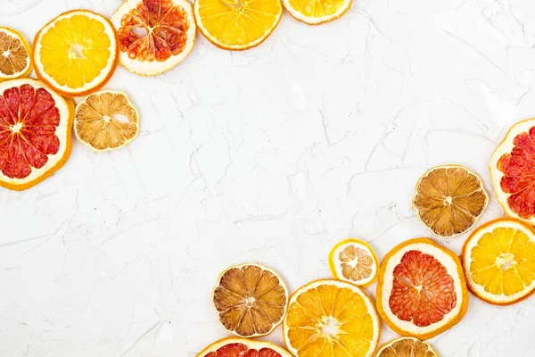Граница Сушеных Ломтиков Различных Цитрусовых Белом Фоне Много Апельсинового Лимонного — стоковое фото