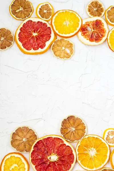 Border Dried Slices Various Citrus Fruits White Background Many Orange — Stock Photo, Image